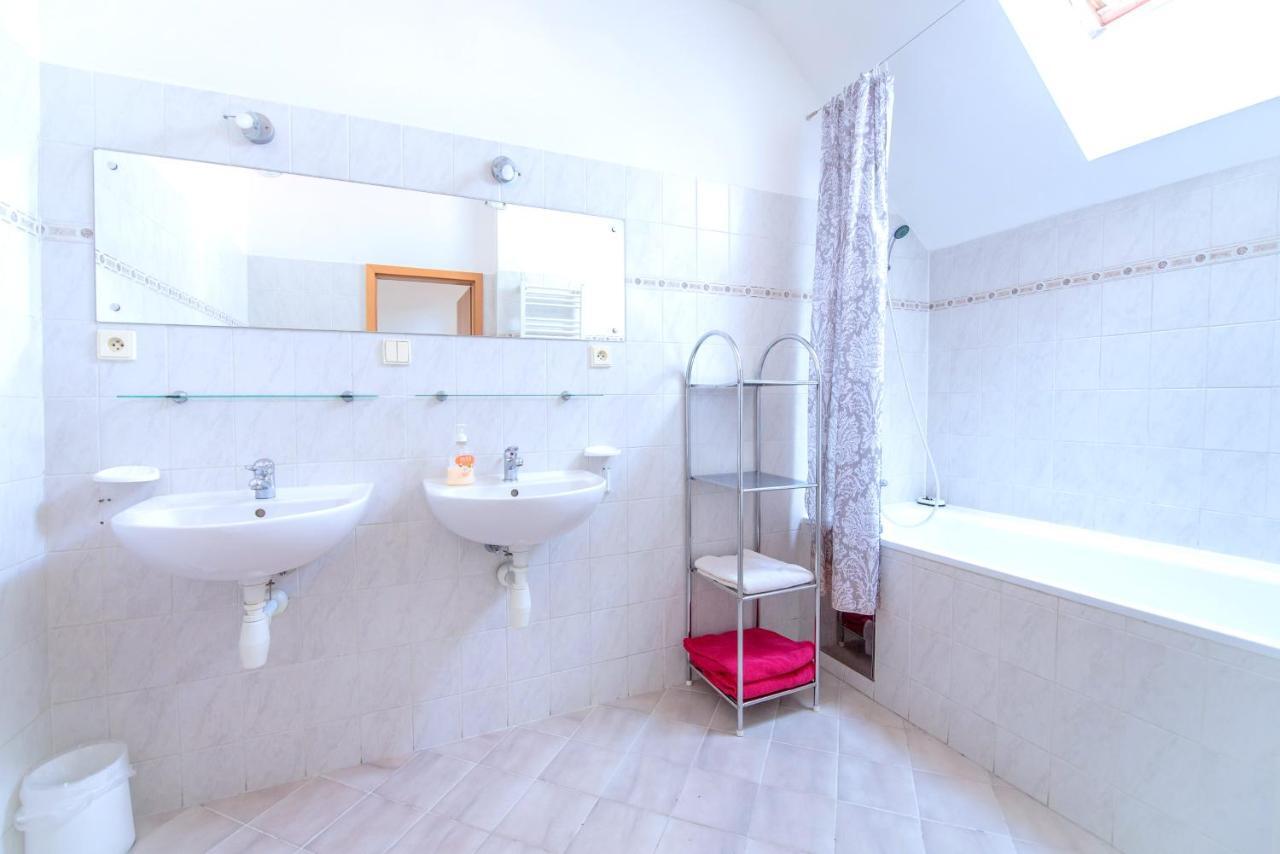 Apartments Vezenska Прага Экстерьер фото